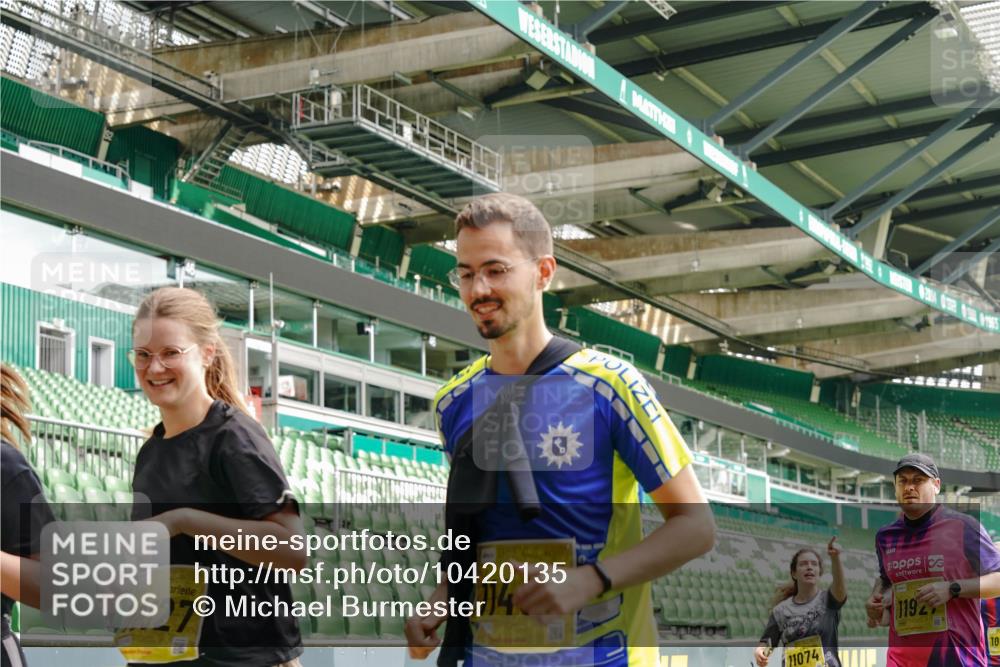 13.09.2026 - 21. swb-Marathon Bremen Michael Burmester http://msf.ph/oto/10420135 13.09.2026 10:44:02 Laufen im Stadion 10002, 10004, 10005, 10176, 10191, 10192, 10271, 10295, 10303, 10325, 10335, 10361, 10362, 10402, 10459, 10474, 10491, 10513, 10557, 10572, 10605, 10606, 10629, 10756, 10773, 10779, 10784, 10805, 10880, 10882, 10899, 10900, 10997, 10999, 11173, 11217, 11233, 11264, 11274, 11307, 11333, 11337, 11355, 11385, 11408, 11448, 11456, 11461, 11482, 11629, 11943, 12311, 12321, 12334 meine-sportfotos.de