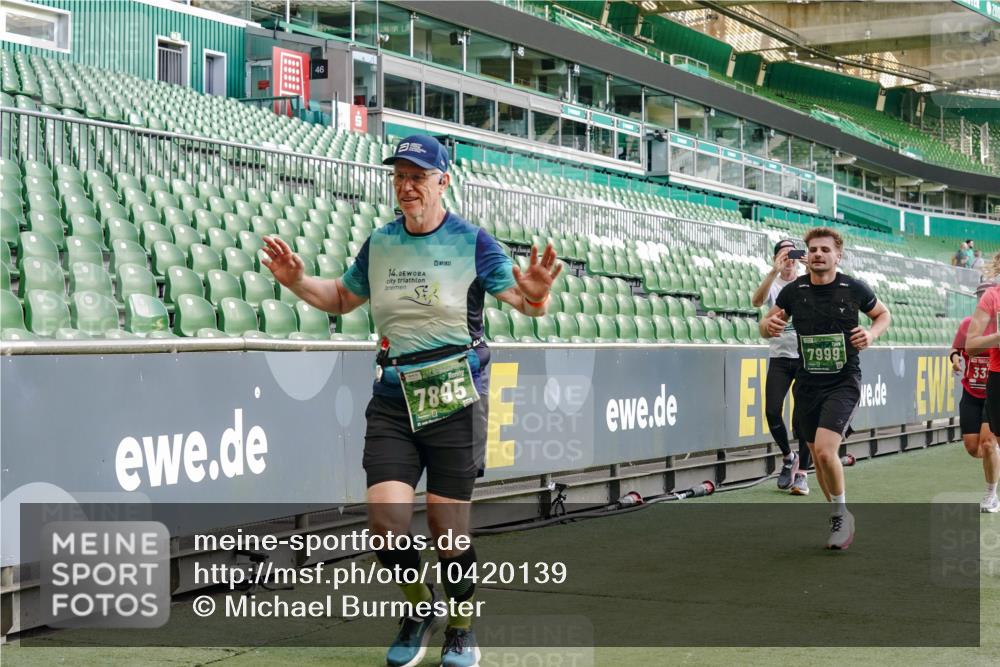 13.09.2026 - 21. swb-Marathon Bremen Michael Burmester http://msf.ph/oto/10420139 13.09.2026 13:21:26 Laufen im Stadion 128, 258, 343, 351, 423, 441, 601, 620, 704, 782, 851, 1060, 1094, 1129, 1158, 1177, 1316, 1344, 1409, 1417, 1439, 1446, 1518, 1669, 1676, 1697, 1729, 1756, 1808, 1815, 1846, 2010, 2028, 2064, 2139, 2201, 2258, 2278, 2290, 2349, 2394, 2395, 2414, 2417, 2437, 2501, 2519, 2533, 2551, 2588, 2632, 2652, 2660, 2694, 2695, 2736, 2793, 2828, 2886, 2954, 2964, 2995, 3004, 3010, 3017, 3018, 3022, 3034, 3035, 3036, 3037, 3070, 3074, 3102, 3139, 3144, 3225, 3264, 3310, 3682 meine-sportfotos.de