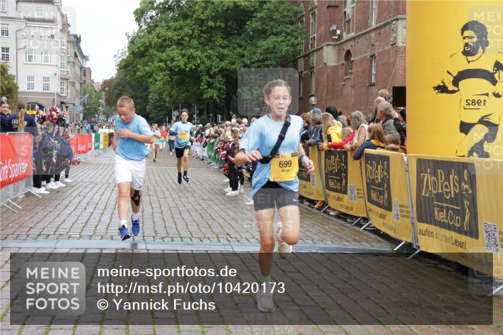 13.09.2026 - Kiel Lauf Yannick Fuchs http://msf.ph/oto/10420173 13.09.2026 09:42:03 Ziel 570, 699, 772, 2910, 3801, 5011, 5276, 6599, 8829, 9050, 402, 3143, 3175, 4315, 4533, 4704, 5107, 6649, 6687, 6739, 7238, 8588, 9224, 9771, 11106, 11907, 12175, 133, 792, 2914, 2955, 2977, 3357, 3676, 5105, 5336, 5774, 6620, 6797, 7687, 8476, 10938, 11793, 12723, 4068, 9110, 11106, 11645, 12166 meine-sportfotos.de