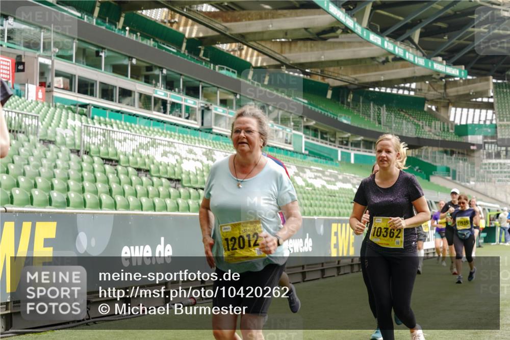 13.09.2026 - 21. swb-Marathon Bremen Michael Burmester http://msf.ph/oto/10420262 13.09.2026 10:44:06 Laufen im Stadion 10002, 10004, 10005, 10176, 10191, 10192, 10271, 10295, 10325, 10335, 10361, 10362, 10402, 10459, 10474, 10491, 10513, 10557, 10572, 10605, 10606, 10629, 10679, 10713, 10756, 10773, 10779, 10784, 10805, 10880, 10882, 10899, 10900, 10997, 10999, 11173, 11217, 11233, 11264, 11274, 11307, 11333, 11337, 11355, 11385, 11408, 11448, 11456, 11461, 11482, 11629, 11943, 12151, 12311, 12321, 12334 meine-sportfotos.de
