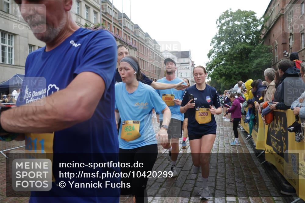 13.09.2026 - Kiel Lauf Yannick Fuchs http://msf.ph/oto/10420299 13.09.2026 10:52:47 Ziel 154, 158, 172, 398, 1083, 1433, 1474, 1535, 1634, 1812, 1837, 2069, 2089, 2735, 3050, 3054, 3059, 3452, 3514, 3875, 4100, 4485, 4570, 6201, 7017, 7154, 7230, 7883, 8615, 8978, 9831, 9886, 10594, 11048, 11096, 11204, 11459, 12213, 90, 475, 626, 777, 1471, 1472, 1473, 1474, 1526, 1527, 1531, 1658, 1802, 1811, 2293, 2442, 2544, 3280, 3343, 3582, 3630, 3778, 3853, 3881, 4008, 1071, 1426, 1486, 1550, 3431, 3587, 3657, 5329, 5642, 5643, 5710, 6015, 7139, 10755 meine-sportfotos.de