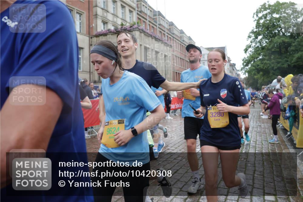 13.09.2026 - Kiel Lauf Yannick Fuchs http://msf.ph/oto/10420308 13.09.2026 10:52:47 Ziel 154, 158, 172, 398, 1083, 1433, 1474, 1535, 1634, 1812, 1837, 2069, 2089, 2735, 3050, 3054, 3059, 3452, 3514, 3875, 4100, 4485, 4570, 6201, 7017, 7154, 7230, 7883, 8615, 8978, 9831, 9886, 10594, 11048, 11096, 11204, 11459, 12213, 90, 475, 626, 777, 1471, 1472, 1473, 1474, 1526, 1527, 1531, 1658, 1802, 1811, 2293, 2442, 2544, 3280, 3343, 3582, 3630, 3778, 3853, 3881, 4008, 1071, 1426, 1486, 1550, 3431, 3587, 3657, 5329, 5642, 5643, 5710, 6015, 7139, 10755 meine-sportfotos.de