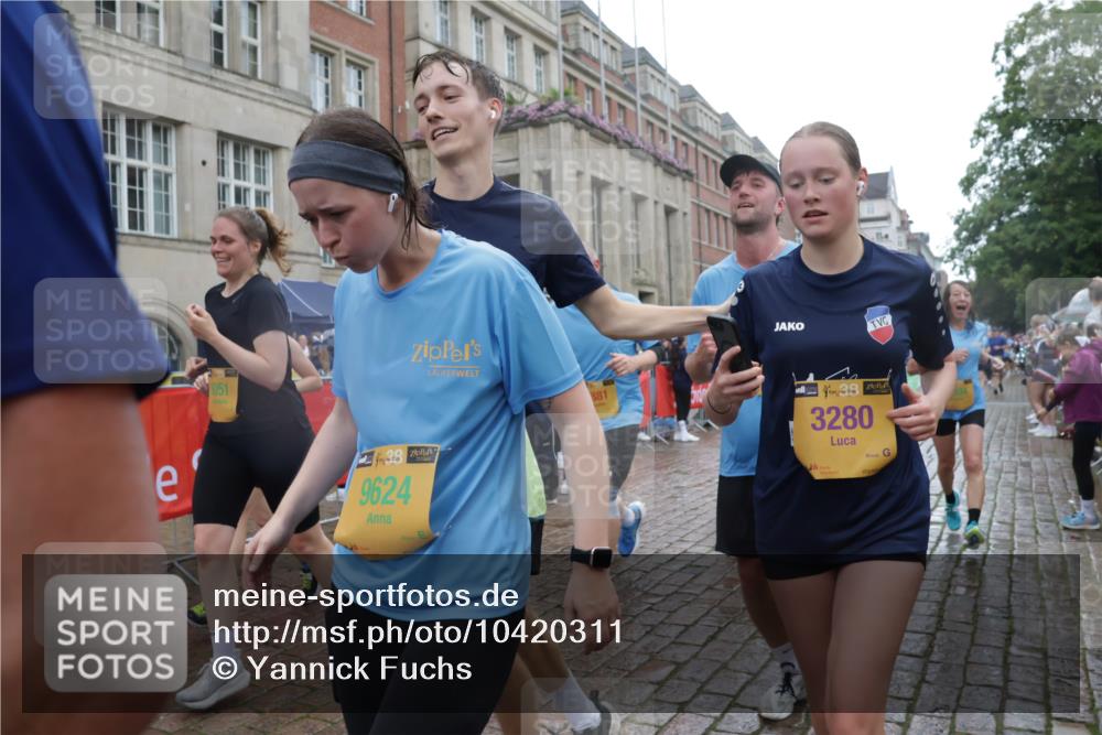 13.09.2026 - Kiel Lauf Yannick Fuchs http://msf.ph/oto/10420311 13.09.2026 10:52:47 Ziel 154, 158, 172, 398, 1083, 1433, 1474, 1535, 1634, 1812, 1837, 2069, 2089, 2735, 3050, 3054, 3059, 3452, 3514, 3875, 4100, 4485, 4570, 6201, 7017, 7154, 7230, 7883, 8615, 8978, 9831, 9886, 10594, 11048, 11096, 11204, 11459, 12213, 90, 475, 626, 777, 1471, 1472, 1473, 1474, 1526, 1527, 1531, 1658, 1802, 1811, 2293, 2442, 2544, 3280, 3343, 3582, 3630, 3778, 3853, 3881, 4008, 1071, 1426, 1486, 1550, 3431, 3587, 3657, 5329, 5642, 5643, 5710, 6015, 7139, 10755 meine-sportfotos.de