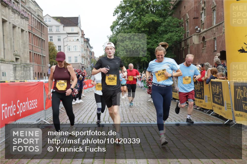 13.09.2026 - Kiel Lauf Yannick Fuchs http://msf.ph/oto/10420339 13.09.2026 09:42:15 Ziel 133, 570, 792, 3357, 3676, 5011, 5105, 5276, 5336, 5774, 6620, 6797, 7687, 8476, 10938, 11793, 12723, 402, 699, 772, 2910, 3143, 3175, 3801, 4533, 4704, 5107, 6599, 6687, 6739, 7238, 8588, 8829, 9050, 9224, 11907, 12175, 445, 771, 1045, 1777, 2608, 2914, 2955, 2977, 4548, 5559, 6075, 6099, 6213, 6423, 6542, 6913, 12190, 3175, 4704, 6649, 6687, 8588, 9224, 9771, 11907 meine-sportfotos.de