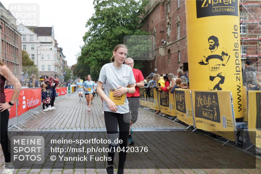 13.09.2026 - Kiel Lauf Yannick Fuchs http://msf.ph/oto/10420376 13.09.2026 09:42:17 Ziel 133, 570, 792, 2914, 2955, 2977, 3357, 3676, 5011, 5105, 5336, 5774, 6620, 6797, 7687, 8476, 10938, 11793, 12723, 402, 699, 772, 2910, 3143, 3175, 3801, 4533, 5011, 5107, 5276, 6599, 6687, 6739, 7238, 8829, 9050, 9224, 11907, 12175, 445, 771, 1045, 1777, 2608, 4548, 5559, 6075, 6099, 6213, 6423, 6542, 6913, 9706, 12190, 402, 3175, 4704, 6649, 6687, 8588, 9224, 11907 meine-sportfotos.de