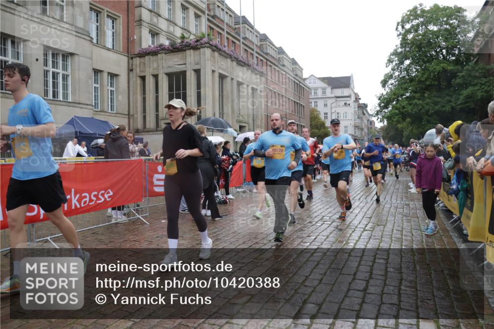13.09.2026 - Kiel Lauf Yannick Fuchs http://msf.ph/oto/10420388 13.09.2026 10:52:52 Ziel 154, 158, 398, 1083, 1426, 1433, 1486, 1535, 1550, 1634, 1812, 2069, 2089, 3050, 3059, 3431, 3452, 3514, 3875, 4100, 4570, 5329, 5710, 5838, 6201, 7017, 7230, 7596, 7883, 8516, 8580, 8863, 8935, 8978, 9166, 9831, 10594, 11048, 11096, 11204, 11282, 11496, 12213, 90, 172, 475, 626, 1471, 1472, 1473, 1474, 1526, 1527, 1531, 1658, 1802, 1837, 2089, 2293, 2442, 2544, 2735, 3054, 3343, 3582, 3630, 3778, 3853, 1071, 3587, 3657, 5642, 5643, 6015, 7139, 10755 meine-sportfotos.de