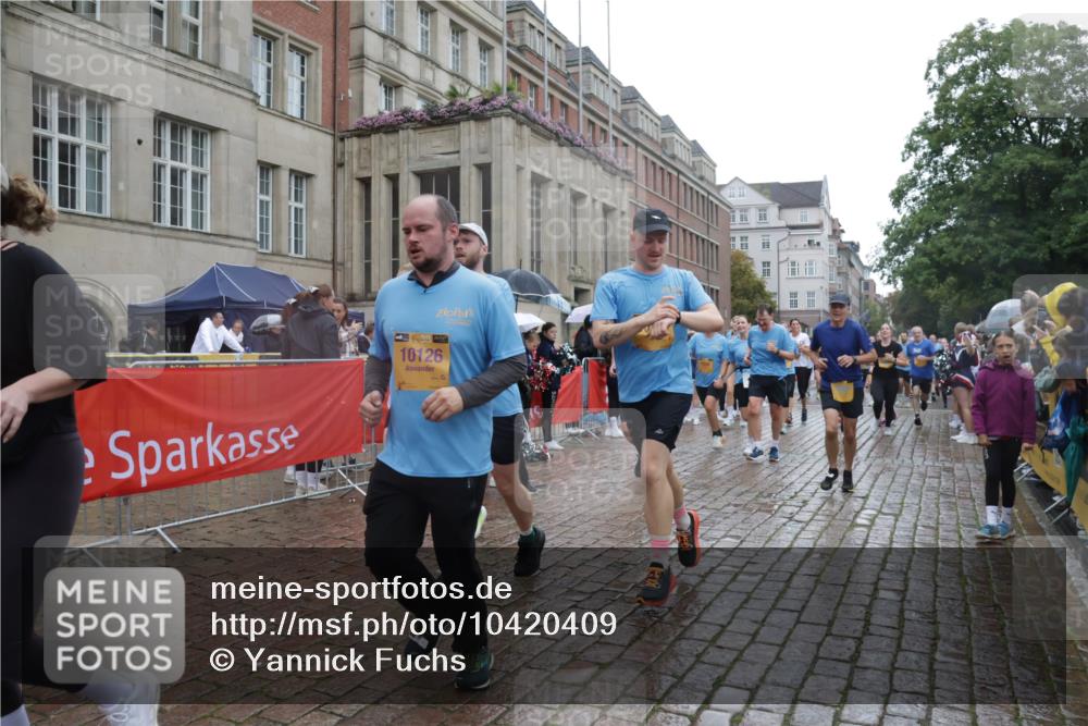 13.09.2026 - Kiel Lauf Yannick Fuchs http://msf.ph/oto/10420409 13.09.2026 10:52:53 Ziel 154, 158, 398, 1083, 1426, 1433, 1486, 1535, 1550, 1634, 1812, 2069, 3050, 3059, 3431, 3452, 3514, 3657, 3875, 4100, 4570, 5329, 5710, 5838, 6161, 6201, 6777, 7017, 7230, 7596, 7883, 8516, 8580, 8863, 8905, 8935, 8978, 9126, 9166, 9831, 10594, 11048, 11096, 11204, 11282, 11496, 12213, 90, 172, 398, 475, 626, 1471, 1472, 1473, 1474, 1526, 1527, 1531, 1658, 1802, 1812, 1837, 2089, 2293, 2442, 2544, 2735, 3054, 3343, 3582, 3630, 3778, 3853, 1071, 3587, 5642, 5643, 6015, 7139 meine-sportfotos.de
