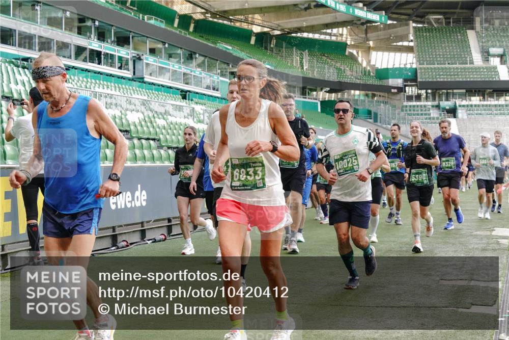 13.09.2026 - 21. swb-Marathon Bremen Michael Burmester http://msf.ph/oto/10420412 13.09.2026 13:21:34 Laufen im Stadion 128, 258, 343, 351, 423, 441, 601, 620, 704, 782, 851, 1060, 1094, 1129, 1158, 1177, 1316, 1344, 1409, 1417, 1439, 1446, 1518, 1669, 1676, 1697, 1729, 1756, 1808, 1815, 1846, 2010, 2064, 2139, 2201, 2258, 2278, 2290, 2349, 2394, 2395, 2414, 2417, 2437, 2501, 2519, 2533, 2551, 2588, 2619, 2632, 2652, 2660, 2685, 2694, 2695, 2711, 2736, 2793, 2828, 2886, 2954, 2964, 2995, 3004, 3010, 3017, 3018, 3022, 3034, 3035, 3036, 3037, 3070, 3074, 3102, 3139, 3144, 3225, 3264, 3351, 3682 meine-sportfotos.de