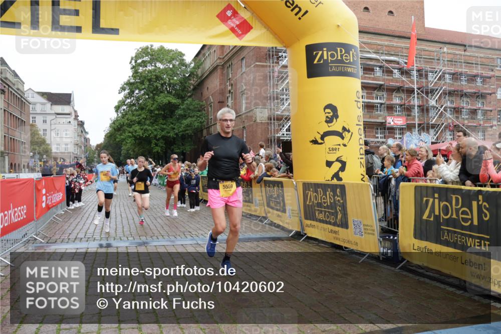 13.09.2026 - Kiel Lauf Yannick Fuchs http://msf.ph/oto/10420602 13.09.2026 09:42:30 Ziel 445, 771, 1045, 1777, 2608, 2914, 2955, 2977, 4548, 5559, 6075, 6099, 6213, 6423, 6542, 6913, 12190, 133, 570, 699, 772, 792, 2910, 3357, 3676, 3801, 5011, 5105, 5276, 5336, 5774, 6599, 6620, 6797, 7687, 8476, 10938, 11793, 12723, 142, 762, 3827, 4322, 8532, 8870, 9519, 9592, 9706, 11721, 772, 4533, 5107, 6739, 7238, 8829, 9050, 12175 meine-sportfotos.de