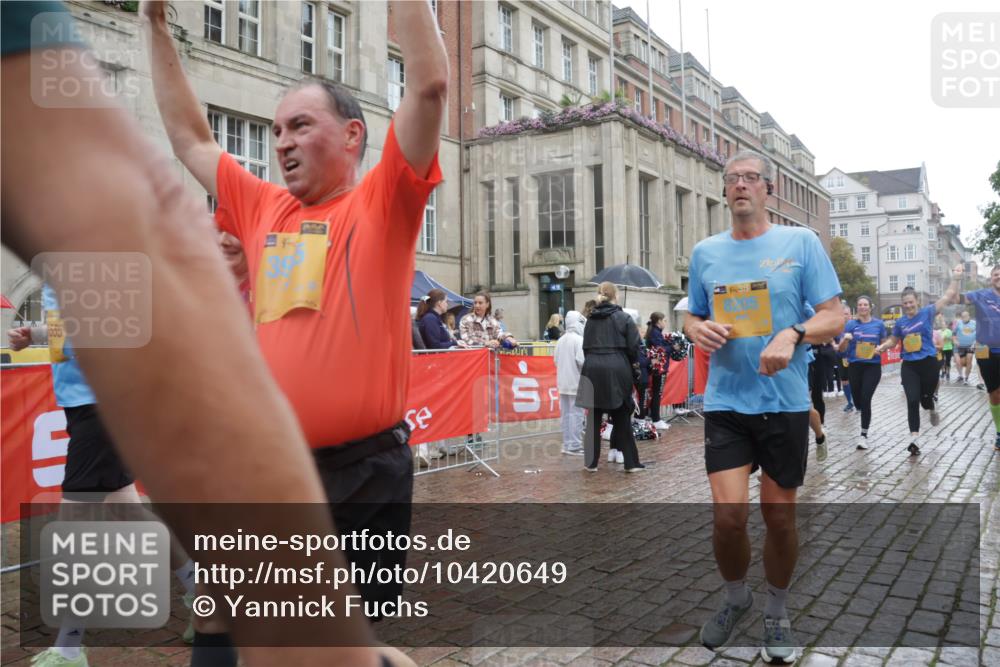 13.09.2026 - Kiel Lauf Yannick Fuchs http://msf.ph/oto/10420649 13.09.2026 10:53:06 Ziel 127, 1071, 1486, 3104, 3173, 3500, 3587, 3657, 5642, 5643, 5924, 6015, 6055, 6104, 6161, 6374, 6695, 6777, 7139, 7596, 7869, 8483, 8516, 8518, 8863, 8905, 9126, 9166, 9749, 10721, 11074, 11282, 11919, 11988, 12217, 12405, 12844, 154, 158, 172, 398, 1083, 1426, 1433, 1474, 1486, 1535, 1550, 1634, 1812, 1837, 2069, 2089, 2735, 3050, 3054, 3059, 3431, 3452, 3514, 3778, 3853, 3875, 4570, 5329, 5710, 5838, 6201, 7017, 7883, 8516, 8580, 8863, 8935, 475 meine-sportfotos.de