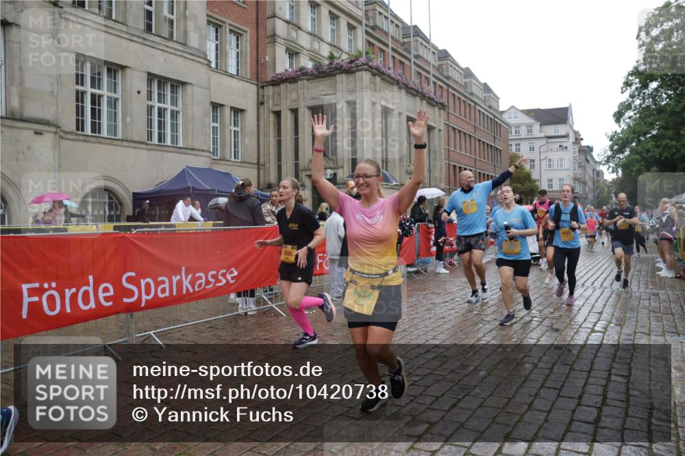 13.09.2026 - Kiel Lauf Yannick Fuchs http://msf.ph/oto/10420738 13.09.2026 10:53:11 Ziel 127, 373, 2174, 3104, 3153, 3173, 3500, 4196, 5691, 5924, 6055, 6104, 6181, 6374, 7139, 7869, 8422, 8483, 8518, 10367, 11074, 11097, 11919, 11988, 12217, 12405, 12844, 154, 158, 172, 398, 1071, 1083, 1426, 1433, 1474, 1486, 1535, 1550, 1634, 1812, 1837, 2069, 2089, 2735, 3050, 3054, 3059, 3431, 3452, 3514, 3587, 3657, 3853, 3875, 4570, 5329, 5642, 5643, 5710, 5838, 6015, 6161, 6201, 6695, 6777, 7017, 7139, 7596, 7883, 8516, 8580, 8863, 8905, 8935, 9749, 10721, 172 meine-sportfotos.de