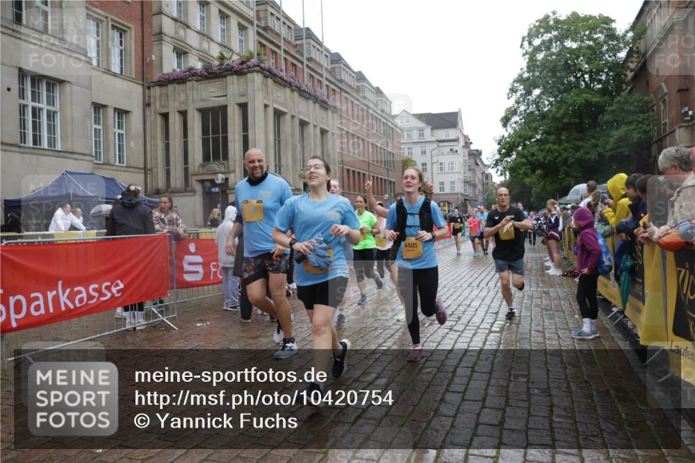 13.09.2026 - Kiel Lauf Yannick Fuchs http://msf.ph/oto/10420754 13.09.2026 10:53:12 Ziel 127, 373, 2174, 2336, 3104, 3153, 3173, 3500, 4196, 5691, 5924, 6055, 6104, 6181, 6374, 7869, 8422, 8483, 8518, 10367, 11074, 11097, 11919, 12217, 12405, 12844, 154, 158, 172, 398, 1071, 1083, 1426, 1433, 1474, 1486, 1535, 1550, 1634, 1812, 1837, 2069, 2089, 2735, 3050, 3054, 3059, 3173, 3431, 3452, 3514, 3587, 3657, 3875, 4570, 5329, 5642, 5643, 5710, 5838, 6015, 6161, 6201, 6695, 6777, 7017, 7139, 7596, 7883, 8516, 8580, 8863, 8905, 8935, 9749, 10721, 172 meine-sportfotos.de