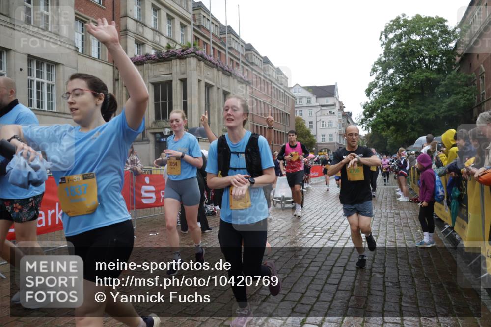 13.09.2026 - Kiel Lauf Yannick Fuchs http://msf.ph/oto/10420769 13.09.2026 10:53:13 Ziel 127, 373, 2174, 2336, 3104, 3153, 3500, 4196, 5691, 5924, 6055, 6104, 6181, 6374, 7869, 8422, 8483, 8518, 10276, 10367, 11074, 11097, 11919, 12217, 12405, 12844, 127, 154, 158, 172, 398, 1071, 1083, 1426, 1433, 1486, 1535, 1550, 1634, 1812, 1837, 2069, 2089, 2735, 3050, 3054, 3059, 3173, 3431, 3452, 3514, 3587, 3657, 3875, 4570, 5329, 5642, 5643, 5710, 5838, 6015, 6161, 6201, 6695, 6777, 7017, 7139, 7596, 7883, 8516, 8580, 8863, 8905, 8935, 9749, 10721, 172 meine-sportfotos.de