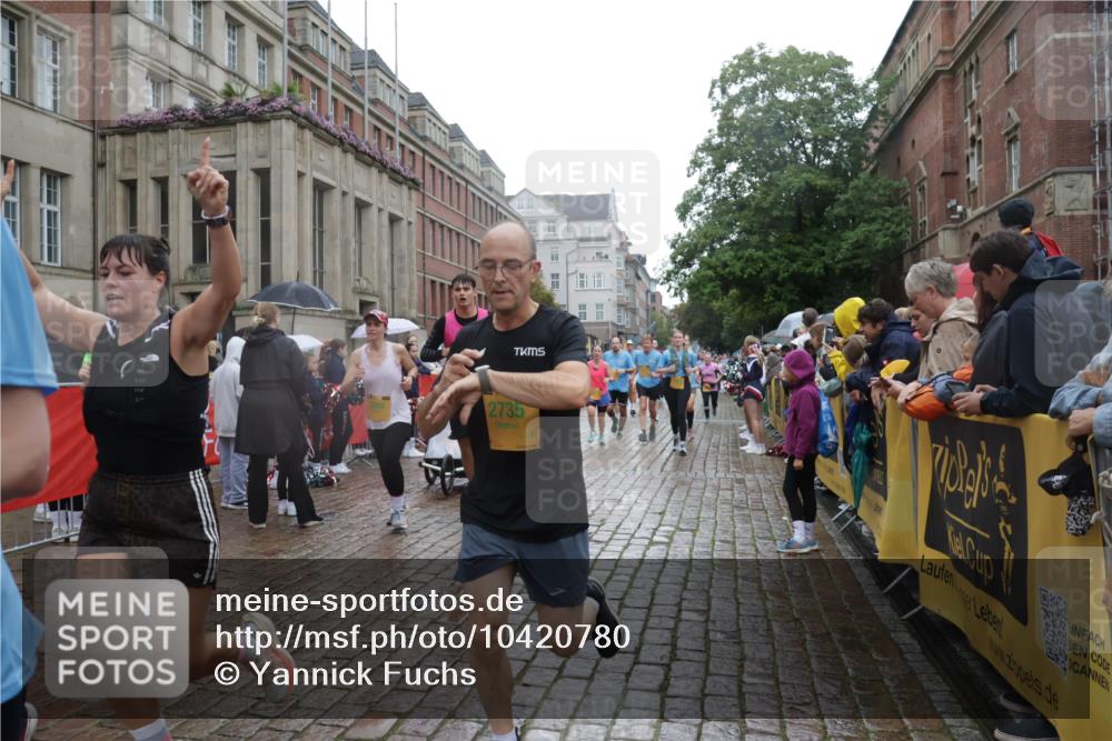 13.09.2026 - Kiel Lauf Yannick Fuchs http://msf.ph/oto/10420780 13.09.2026 10:53:13 Ziel 127, 373, 2174, 2336, 3104, 3153, 3500, 4196, 5691, 5924, 6055, 6104, 6181, 6374, 7869, 8422, 8483, 8518, 10276, 10367, 11074, 11097, 11919, 12217, 12405, 12844, 127, 154, 158, 172, 398, 1071, 1083, 1426, 1433, 1486, 1535, 1550, 1634, 1812, 1837, 2069, 2089, 2735, 3050, 3054, 3059, 3173, 3431, 3452, 3514, 3587, 3657, 3875, 4570, 5329, 5642, 5643, 5710, 5838, 6015, 6161, 6201, 6695, 6777, 7017, 7139, 7596, 7883, 8516, 8580, 8863, 8905, 8935, 9749, 10721, 172 meine-sportfotos.de