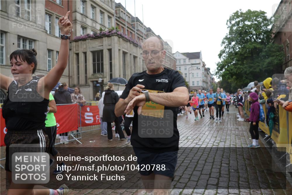 13.09.2026 - Kiel Lauf Yannick Fuchs http://msf.ph/oto/10420788 13.09.2026 10:53:14 Ziel 373, 2174, 2336, 2859, 3104, 3153, 3500, 4196, 5691, 5924, 6055, 6104, 6181, 6374, 7869, 8422, 8483, 8518, 10276, 10367, 11074, 11097, 11253, 11919, 12217, 12405, 12844, 127, 154, 158, 172, 398, 1071, 1083, 1426, 1433, 1486, 1535, 1550, 1634, 1812, 2069, 2089, 2735, 3050, 3054, 3059, 3173, 3431, 3452, 3514, 3587, 3657, 3875, 4570, 5329, 5642, 5643, 5710, 5838, 6015, 6161, 6201, 6695, 6777, 7017, 7139, 7596, 7883, 8516, 8580, 8863, 8905, 8935, 9749, 10721, 11074, 1199, 172 meine-sportfotos.de