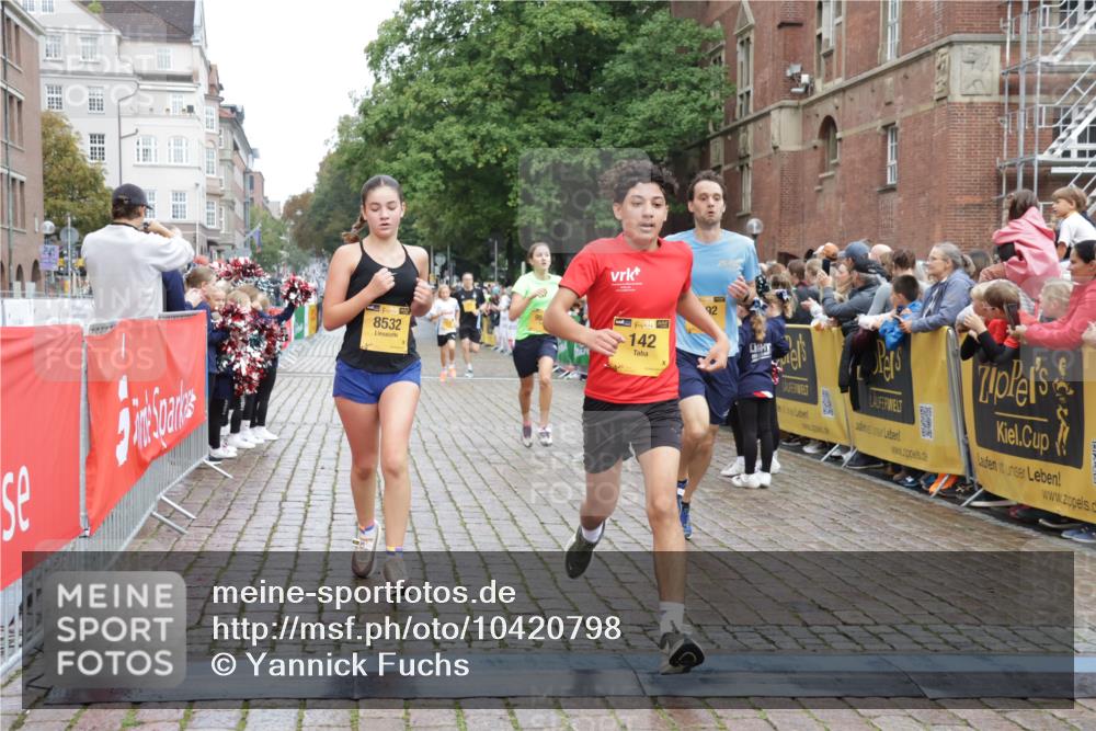 13.09.2026 - Kiel Lauf Yannick Fuchs http://msf.ph/oto/10420798 13.09.2026 09:42:42 Ziel 142, 762, 1045, 2608, 3827, 4322, 4548, 6075, 6423, 6913, 8532, 9519, 9592, 9706, 133, 445, 570, 771, 792, 1045, 1777, 2914, 2955, 2977, 3357, 3676, 4548, 5011, 5105, 5336, 5559, 5774, 6075, 6099, 6213, 6542, 6620, 6797, 7687, 8476, 10938, 11793, 12190, 12723, 1040, 1213, 3849, 3850, 5530, 7874, 8191, 8870, 9311, 9629, 11721, 11753, 12678, 570, 699, 792, 2910, 3801, 5011, 5276, 6599, 12723 meine-sportfotos.de