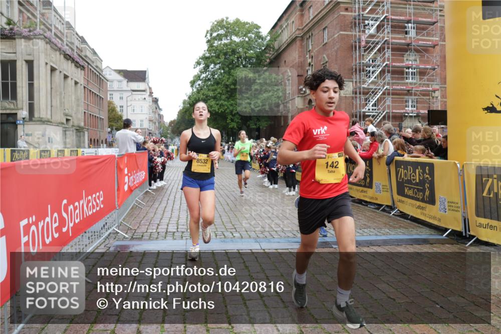 13.09.2026 - Kiel Lauf Yannick Fuchs http://msf.ph/oto/10420816 13.09.2026 09:42:42 Ziel 142, 762, 1045, 2608, 3827, 4322, 4548, 6075, 6423, 6913, 8532, 9519, 9592, 9706, 133, 445, 570, 771, 792, 1045, 1777, 2914, 2955, 2977, 3357, 3676, 4548, 5011, 5105, 5336, 5559, 5774, 6075, 6099, 6213, 6542, 6620, 6797, 7687, 8476, 10938, 11793, 12190, 12723, 1040, 1213, 3849, 3850, 5530, 7874, 8191, 8870, 9311, 9629, 11721, 11753, 12678, 570, 699, 792, 2910, 3801, 5011, 5276, 6599, 12723 meine-sportfotos.de
