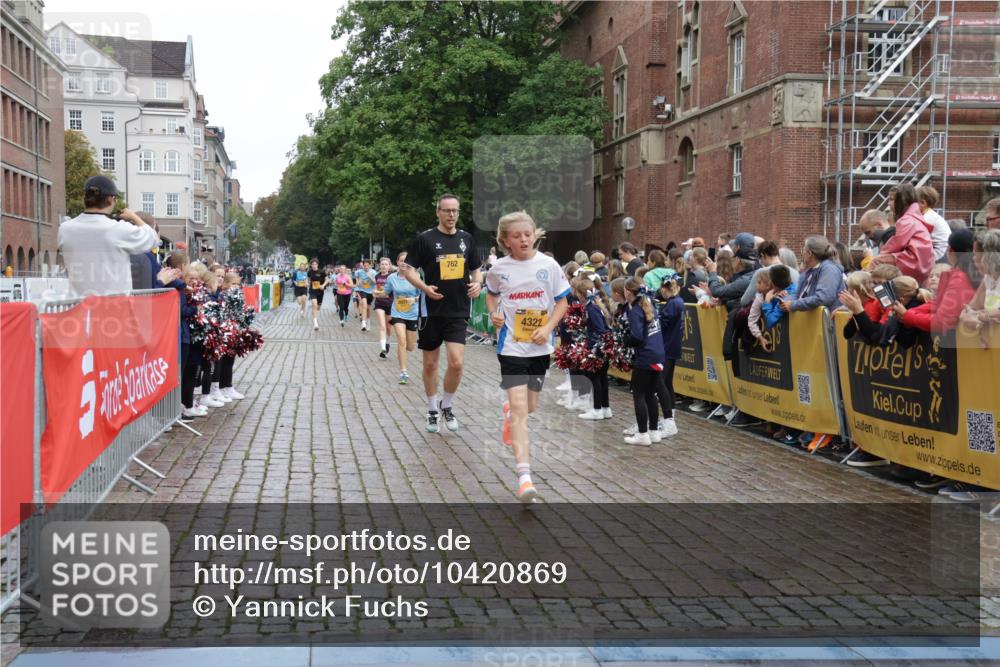 13.09.2026 - Kiel Lauf Yannick Fuchs http://msf.ph/oto/10420869 13.09.2026 09:42:46 Ziel 142, 762, 3827, 4322, 8532, 8870, 9311, 9519, 9592, 9706, 11721, 12678, 133, 445, 771, 1045, 1777, 2608, 2914, 2955, 2977, 3357, 3676, 4548, 5105, 5336, 5559, 5774, 6075, 6099, 6213, 6423, 6542, 6620, 6797, 6913, 7687, 8476, 9706, 10938, 11793, 12190, 1040, 1213, 3849, 3850, 5530, 7874, 8191, 9354, 9629, 11753, 570, 792, 3357, 5011, 5276, 5336, 5774, 6620, 7687, 8476, 12723 meine-sportfotos.de