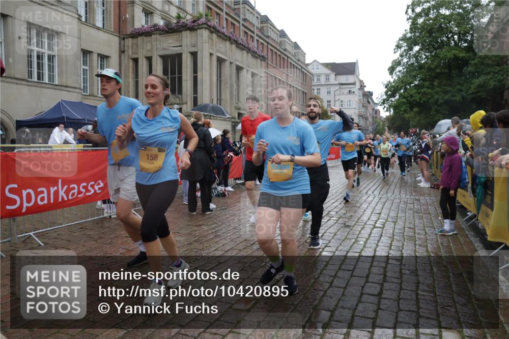 13.09.2026 - Kiel Lauf Yannick Fuchs http://msf.ph/oto/10420895 13.09.2026 10:53:20 Ziel 168, 207, 373, 2174, 2336, 2859, 3153, 4005, 4196, 5691, 6104, 6181, 6543, 6821, 7365, 8422, 10276, 10367, 11097, 11253, 11556, 12380, 12513, 12844, 127, 154, 158, 1071, 1083, 1426, 1433, 1486, 1535, 1550, 1634, 3050, 3059, 3104, 3173, 3431, 3452, 3500, 3514, 3587, 3657, 3875, 4570, 5329, 5642, 5643, 5710, 5838, 5924, 6015, 6055, 6104, 6161, 6201, 6374, 6695, 6777, 7017, 7139, 7596, 7869, 7883, 8483, 8516, 8518, 8580, 8863, 8905, 8935, 9749, 10721, 11074, 1199, 172 meine-sportfotos.de