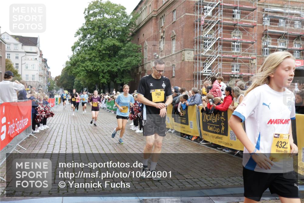 13.09.2026 - Kiel Lauf Yannick Fuchs http://msf.ph/oto/10420901 13.09.2026 09:42:48 Ziel 142, 762, 3827, 3849, 4322, 8532, 8870, 9311, 9519, 9592, 9629, 11721, 12678, 133, 445, 771, 1045, 1777, 2608, 2914, 2955, 2977, 3676, 4548, 5105, 5559, 5774, 6075, 6099, 6213, 6423, 6542, 6797, 6913, 9706, 10938, 11793, 12190, 1040, 1213, 3041, 3850, 5530, 7874, 8191, 9354, 11753, 12259, 570, 792, 3357, 5011, 5105, 5276, 5336, 5774, 6620, 7687, 8476, 11793, 12723 meine-sportfotos.de