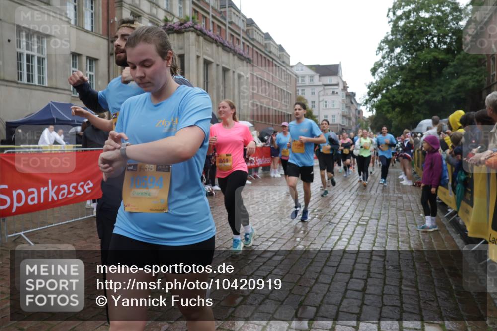 13.09.2026 - Kiel Lauf Yannick Fuchs http://msf.ph/oto/10420919 13.09.2026 10:53:21 Ziel 168, 207, 373, 1757, 2174, 2336, 2859, 3153, 4005, 4196, 5691, 6181, 6543, 6821, 7365, 7649, 8422, 10276, 10367, 11097, 11253, 11556, 12380, 12513, 12844, 127, 154, 158, 1071, 1083, 1426, 1486, 1550, 1634, 3059, 3104, 3173, 3431, 3452, 3500, 3514, 3587, 3657, 3875, 4570, 5329, 5642, 5643, 5710, 5838, 5924, 6015, 6055, 6104, 6161, 6201, 6374, 6695, 6777, 7017, 7139, 7596, 7869, 7883, 8483, 8516, 8518, 8580, 8863, 8905, 8935, 9749, 10721, 11074, 1199, 172 meine-sportfotos.de