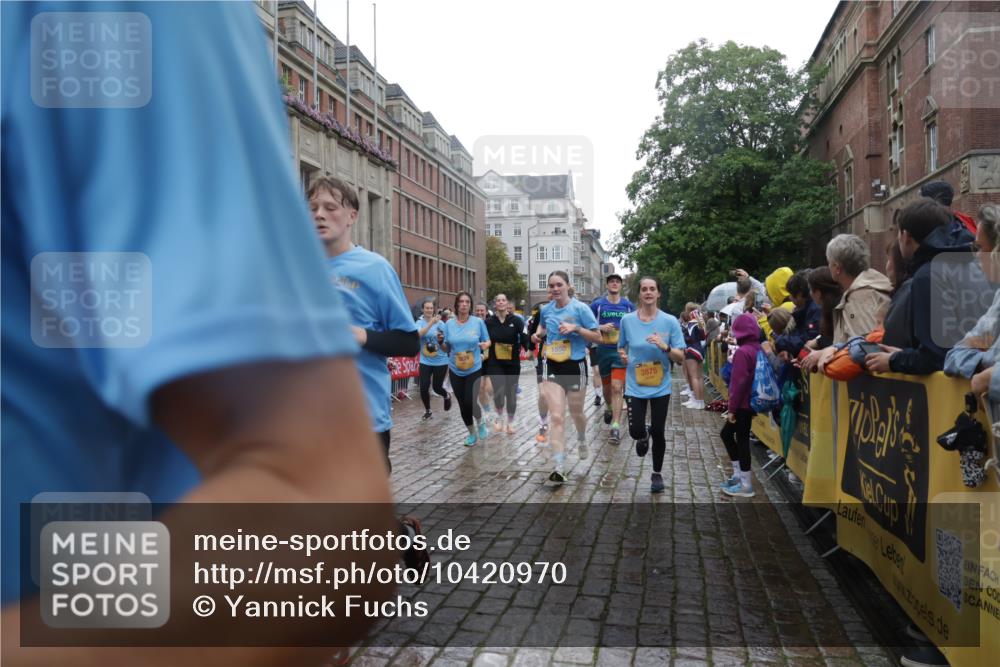 13.09.2026 - Kiel Lauf Yannick Fuchs http://msf.ph/oto/10420970 13.09.2026 10:53:25 Ziel 168, 207, 373, 1757, 2174, 2336, 2859, 4005, 5285, 5691, 5766, 5769, 5788, 6543, 6821, 7365, 7649, 10276, 10367, 11166, 11253, 11556, 12380, 12513, 127, 154, 373, 1071, 1083, 1426, 1486, 1550, 3059, 3104, 3153, 3173, 3431, 3500, 3587, 3657, 3875, 4196, 4570, 5329, 5642, 5643, 5691, 5710, 5838, 5924, 6015, 6055, 6104, 6161, 6181, 6374, 6695, 6777, 7139, 7596, 7869, 7883, 8422, 8483, 8516, 8518, 8580, 8863, 8905, 8935, 9749, 10721, 11074, 11097, 1199 meine-sportfotos.de