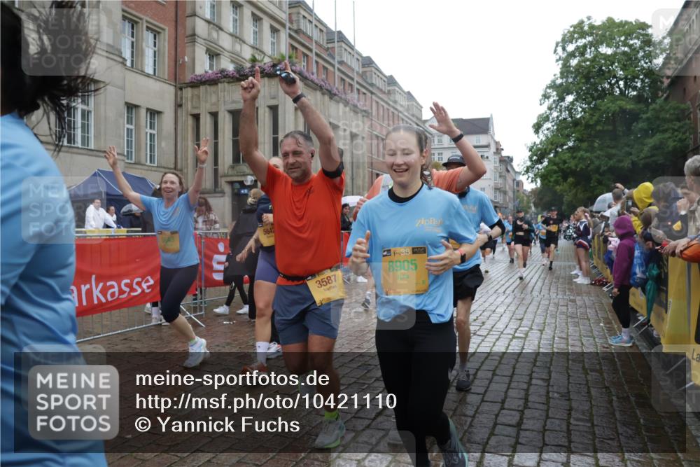 13.09.2026 - Kiel Lauf Yannick Fuchs http://msf.ph/oto/10421110 13.09.2026 10:53:32 Ziel 183, 1199, 1757, 2692, 3027, 3498, 4005, 4515, 4657, 5285, 5766, 5769, 5788, 6543, 6712, 6821, 6926, 7021, 7132, 7365, 7571, 7599, 7649, 8003, 8821, 9198, 9677, 11166, 11537, 11556, 11912, 12380, 12513, 127, 168, 207, 373, 1071, 2174, 2336, 2859, 3104, 3153, 3173, 3500, 3587, 3657, 4196, 5642, 5643, 5691, 5924, 6015, 6055, 6104, 6161, 6181, 6374, 6695, 6777, 7139, 7596, 7869, 8422, 8483, 8518, 8905, 9749, 10276, 10367, 10721, 11074, 11097, 11253 meine-sportfotos.de