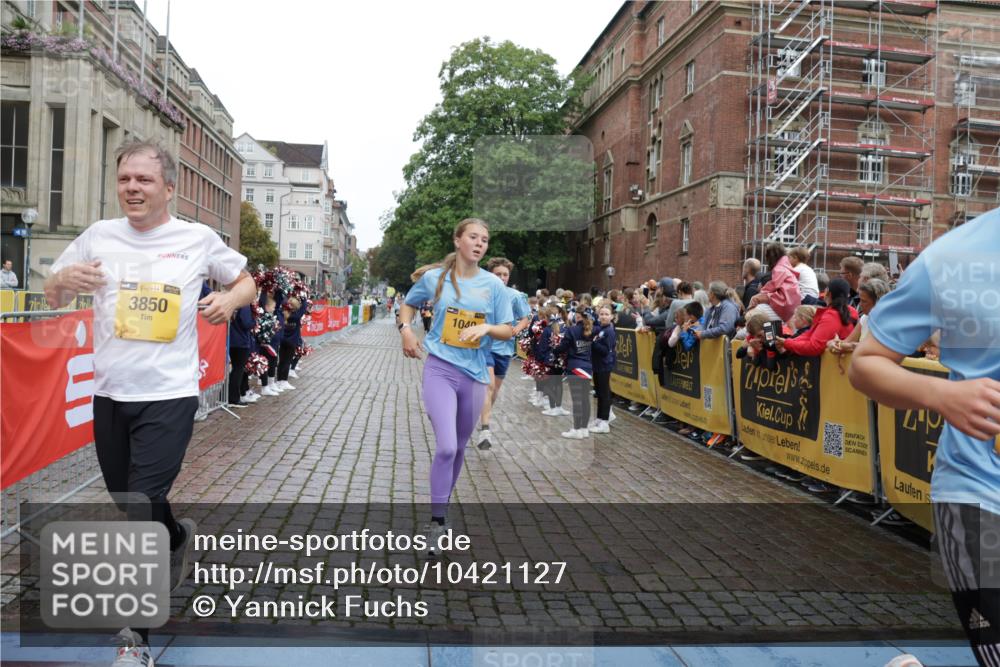 13.09.2026 - Kiel Lauf Yannick Fuchs http://msf.ph/oto/10421127 13.09.2026 09:43:04 Ziel 1040, 1213, 3041, 3850, 5530, 7874, 8191, 9354, 11753, 12259, 142, 762, 1045, 1777, 2608, 3827, 3849, 4322, 4548, 6075, 6213, 6423, 6913, 7874, 8532, 8870, 9311, 9519, 9592, 9629, 9706, 11721, 12190, 12678, 255, 623, 1508, 4256, 5929, 6377, 7099, 7532, 8066, 8808, 9933, 10047, 10118, 445, 771, 1045, 1777, 2914, 4548, 5559, 6075, 6099, 6213, 6542, 12190 meine-sportfotos.de