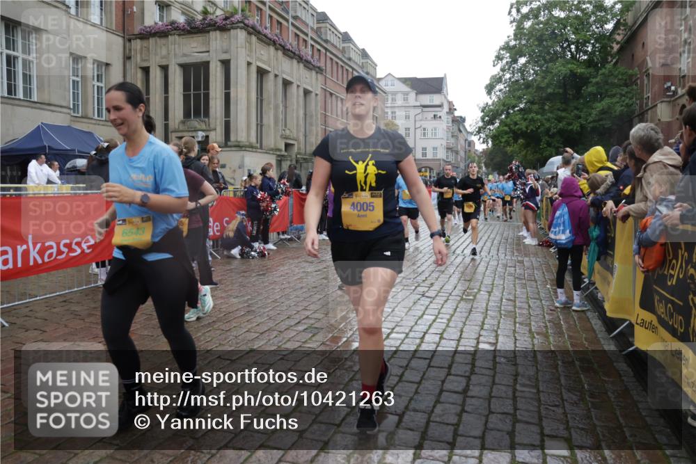 13.09.2026 - Kiel Lauf Yannick Fuchs http://msf.ph/oto/10421263 13.09.2026 10:53:57 Ziel 1117, 2033, 2683, 3024, 3092, 3269, 3817, 3822, 3886, 4045, 4101, 4276, 4581, 4701, 4867, 5073, 5203, 5427, 5431, 5506, 5621, 5626, 5650, 5675, 5678, 5680, 5884, 6297, 6394, 7144, 7518, 7695, 8610, 8639, 9124, 9666, 9705, 10146, 10766, 11486, 11897, 183, 661, 1199, 1424, 1757, 2225, 2433, 2692, 2843, 3027, 3498, 3922, 3962, 4005, 4249, 4515, 4633, 4657, 5285, 5427, 5766, 5769, 5788, 6543, 6821, 7021, 7132, 7365, 7649, 11166, 11537, 11556, 12380, 243 meine-sportfotos.de