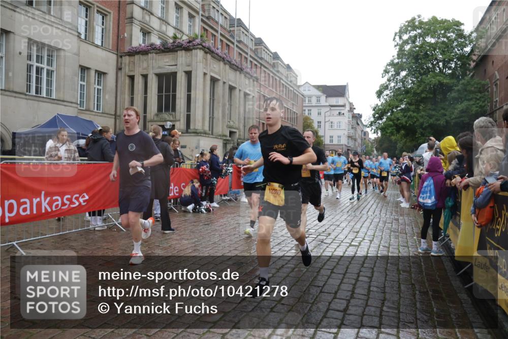 13.09.2026 - Kiel Lauf Yannick Fuchs http://msf.ph/oto/10421278 13.09.2026 10:53:59 Ziel 1117, 1740, 2033, 2683, 3024, 3092, 3269, 3817, 3822, 3886, 4045, 4101, 4276, 4581, 4701, 4867, 5203, 5431, 5506, 5621, 5626, 5650, 5675, 5678, 5680, 5884, 6297, 6394, 7144, 7518, 7535, 7695, 8610, 8639, 9088, 9124, 9517, 9618, 9666, 10119, 10146, 10766, 11486, 11897, 183, 661, 1199, 1424, 1757, 2225, 2433, 2692, 2843, 3027, 3498, 3817, 3922, 3962, 4249, 4515, 4633, 4657, 5073, 5285, 5427, 5766, 5769, 5788, 5884, 7021, 7132, 7365, 7649, 11166, 11537, 11556, 12380, 243 meine-sportfotos.de