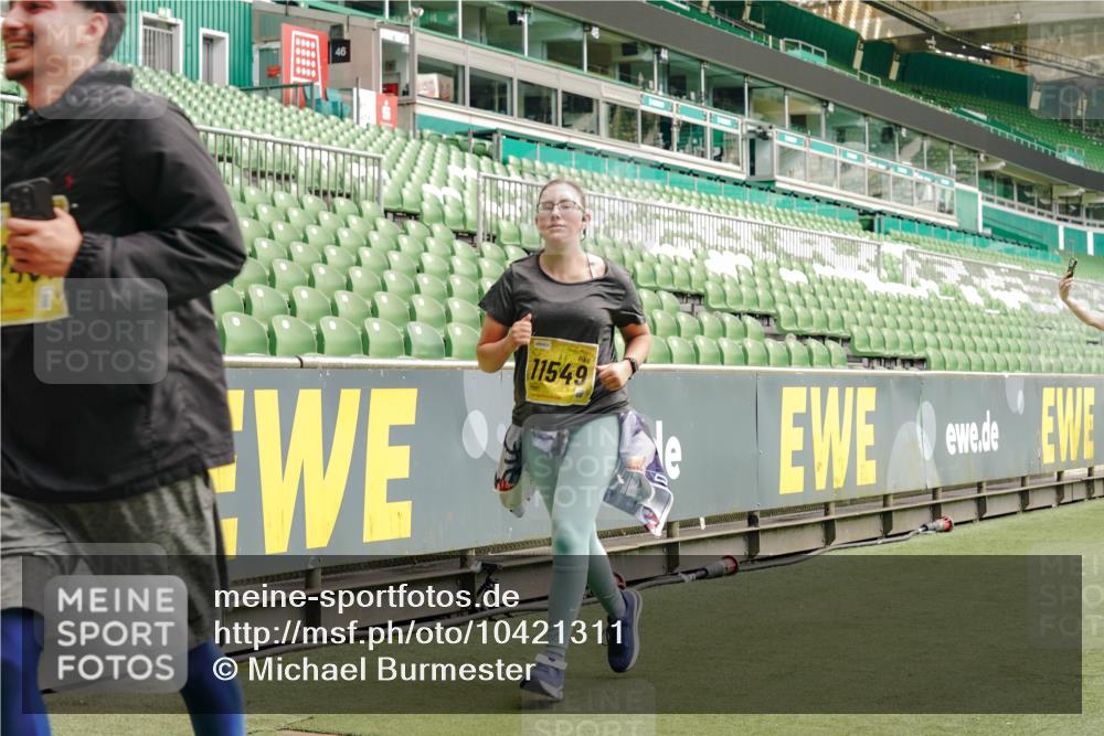 13.09.2026 - 21. swb-Marathon Bremen Michael Burmester http://msf.ph/oto/10421311 13.09.2026 10:44:46 Laufen im Stadion 10004, 10005, 10137, 10176, 10191, 10192, 10194, 10202, 10242, 10271, 10295, 10325, 10335, 10344, 10402, 10430, 10459, 10513, 10524, 10568, 10600, 10605, 10606, 10629, 10679, 10713, 10756, 10779, 10882, 10899, 10900, 10979, 10997, 10999, 11081, 11200, 11217, 11233, 11264, 11307, 11333, 11337, 11355, 11385, 11408, 11448, 11456, 11461, 11482, 11495, 11629, 11808, 11932, 11943, 12057, 12089, 12151, 12153, 12224, 12226, 12311, 12321, 12334, 12539 meine-sportfotos.de