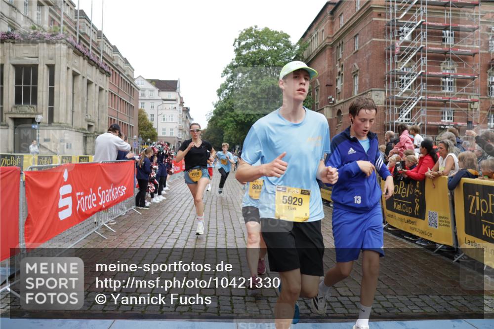 13.09.2026 - Kiel Lauf Yannick Fuchs http://msf.ph/oto/10421330 13.09.2026 09:43:17 Ziel 255, 623, 1508, 3041, 5929, 6377, 7099, 7532, 8808, 9933, 10047, 10118, 12259, 762, 1040, 1213, 3827, 3849, 3850, 4322, 5530, 7874, 8191, 8870, 9311, 9354, 9629, 11721, 11753, 12259, 12678, 40, 401, 1049, 1833, 1857, 4171, 4256, 7773, 7857, 7905, 8066, 8770, 8834, 10189, 10300, 11246, 12101, 12575, 142, 762, 4322, 8532, 9519, 9592, 9706 meine-sportfotos.de