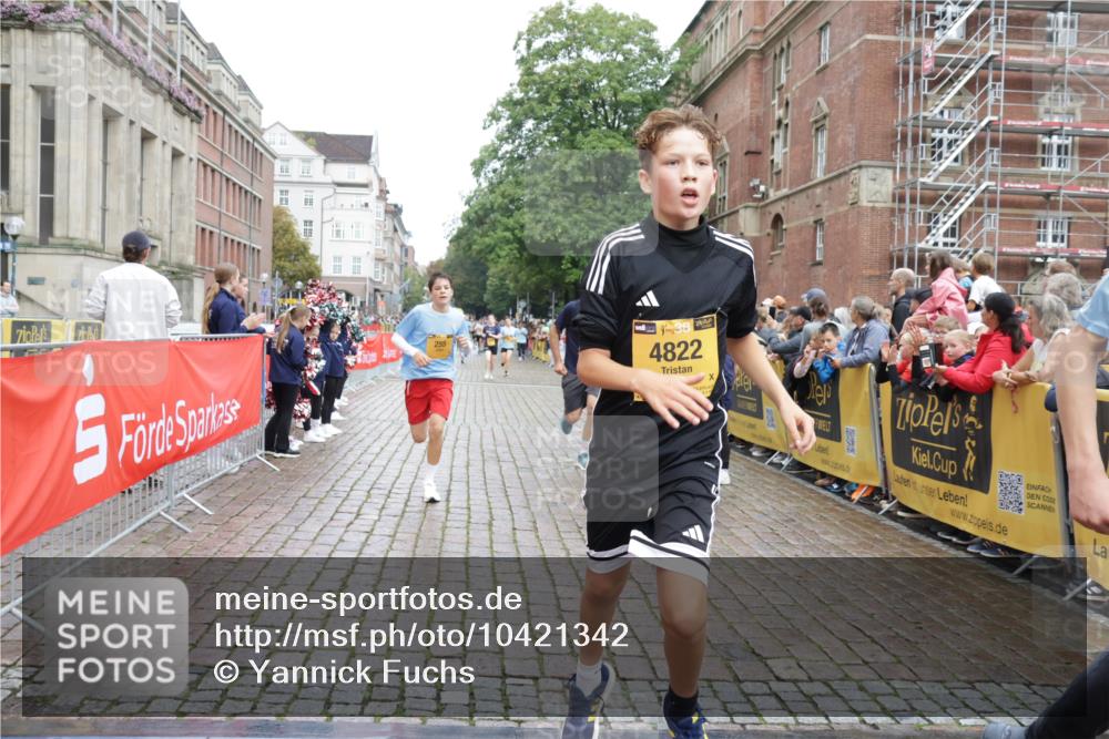 13.09.2026 - Kiel Lauf Yannick Fuchs http://msf.ph/oto/10421342 13.09.2026 09:43:19 Ziel 255, 623, 1508, 4256, 5929, 6377, 7099, 7532, 8066, 8808, 9933, 10047, 10118, 762, 1040, 1213, 3041, 3827, 3849, 3850, 4322, 5530, 7874, 8191, 8870, 9311, 9354, 9629, 11721, 11753, 12259, 12678, 40, 401, 1049, 1833, 1857, 4171, 7773, 7857, 7905, 8770, 8834, 10189, 10300, 10460, 11246, 12101, 12164, 12575, 142, 762, 3827, 4322, 8532, 9519, 9592 meine-sportfotos.de