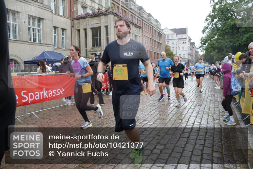 13.09.2026 - Kiel Lauf Yannick Fuchs http://msf.ph/oto/10421377 13.09.2026 10:54:09 Ziel 243, 548, 1343, 1740, 2196, 2471, 2579, 2746, 3024, 3269, 3293, 3337, 3649, 4264, 4310, 4525, 4582, 5119, 5392, 5621, 5675, 5678, 5680, 6519, 6888, 7276, 7518, 7535, 8849, 8925, 9088, 9400, 9517, 9618, 9863, 10084, 10119, 10443, 11961, 12746, 183, 661, 1117, 1199, 1424, 2033, 2225, 2433, 2683, 2843, 3027, 3092, 3817, 3822, 3886, 3922, 3962, 4045, 4101, 4249, 4276, 4581, 4633, 4701, 4867, 5073, 5203, 5427, 5431, 5506, 5626, 5650, 5675, 5678, 5884, 7518, 183 meine-sportfotos.de