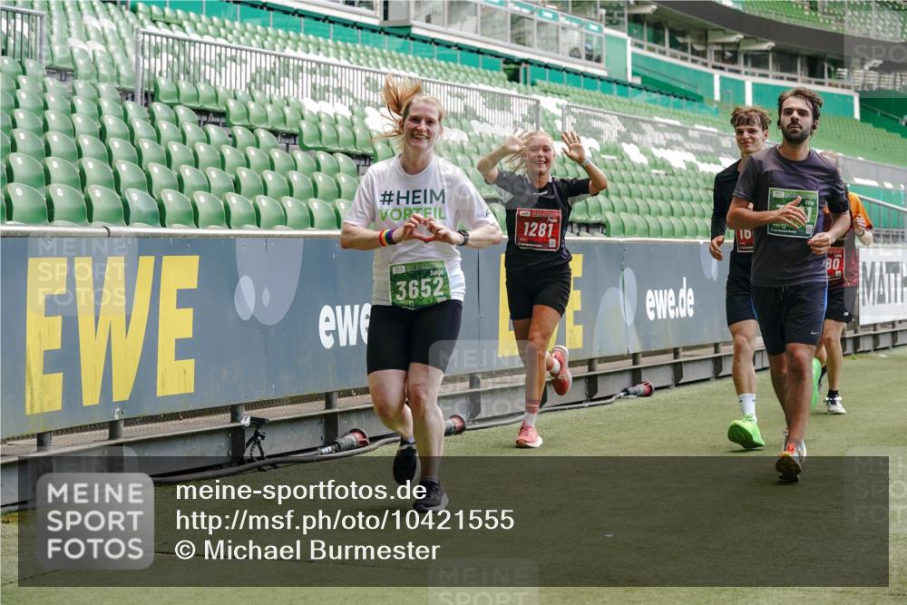 13.09.2026 - 21. swb-Marathon Bremen Michael Burmester http://msf.ph/oto/10421555 13.09.2026 12:59:29 Laufen im Stadion 135, 141, 148, 191, 226, 232, 260, 342, 511, 651, 672, 745, 789, 972, 1080, 1119, 1166, 1209, 1281, 1368, 1493, 1494, 1516, 1642, 1647, 1861, 1931, 1933, 1935, 1963, 2088, 2210, 2289, 2293, 2306, 2343, 2367, 2425, 2481, 2517, 2570, 2577, 2686, 2771, 2806, 2807, 2827, 2885, 2899, 2914, 2953, 2961, 2979, 3015, 3021, 3076, 3098, 3105, 3120, 3124, 3148, 3190, 3233, 3273, 3338, 3354, 3435, 3480, 3516, 3531, 3534, 3560, 3652, 3655, 3729, 3855, 3861, 3930, 3933, 3934, 205 meine-sportfotos.de