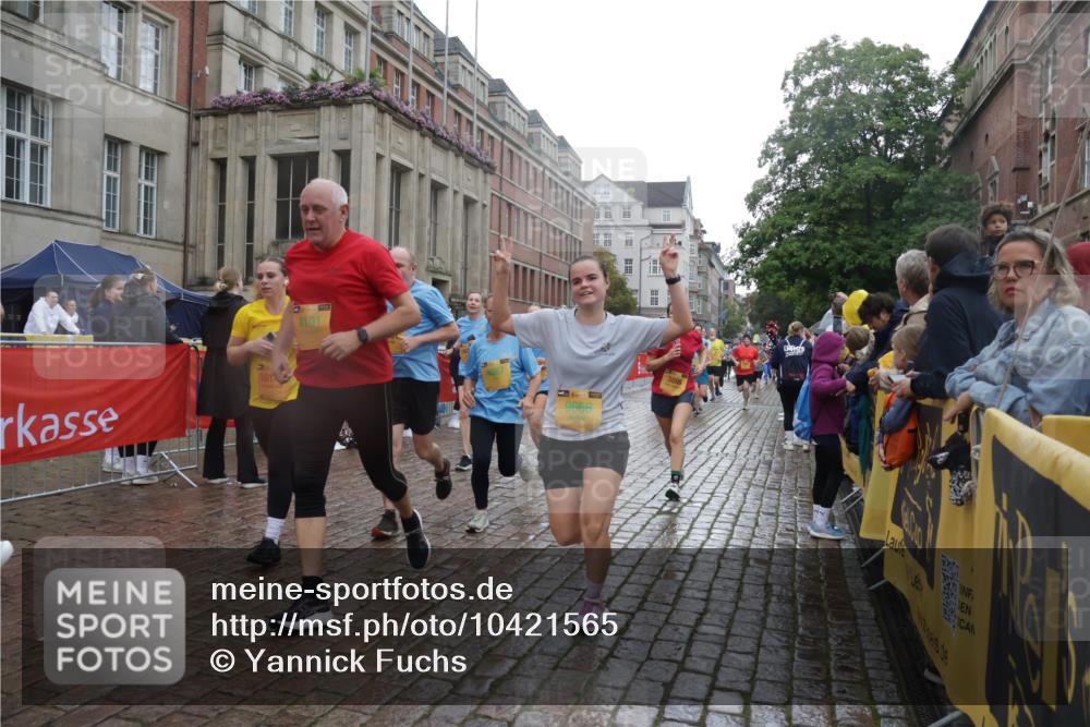 13.09.2026 - Kiel Lauf Yannick Fuchs http://msf.ph/oto/10421565 13.09.2026 10:54:31 Ziel 1127, 1287, 2259, 2506, 4502, 5560, 5578, 6063, 6166, 6208, 6571, 6887, 7558, 8328, 8711, 8867, 9462, 9633, 9655, 10049, 11156, 11529, 11760, 12526, 12710, 243, 394, 548, 932, 1343, 1613, 1740, 1765, 2196, 2471, 2579, 2683, 2746, 3024, 3269, 3293, 3337, 3649, 3729, 3886, 4045, 4101, 4246, 4264, 4276, 4310, 4525, 4581, 4582, 4827, 4867, 5119, 5318, 5392, 5506, 5621, 5650, 5675, 5678, 5680, 6519, 6888, 7276, 7518, 7535, 8640, 8849, 8925, 9088, 9400, 396 meine-sportfotos.de