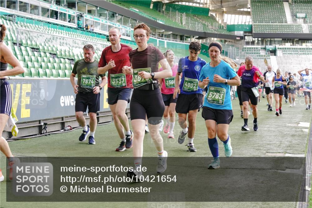 13.09.2026 - 21. swb-Marathon Bremen Michael Burmester http://msf.ph/oto/10421654 13.09.2026 13:22:23 Laufen im Stadion 128, 160, 211, 258, 343, 351, 423, 441, 571, 601, 609, 620, 708, 782, 851, 892, 1060, 1094, 1157, 1158, 1177, 1178, 1259, 1316, 1331, 1344, 1417, 1518, 1657, 1669, 1676, 1691, 1729, 1746, 1788, 1808, 1883, 2213, 2258, 2290, 2414, 2433, 2475, 2504, 2526, 2551, 2619, 2632, 2652, 2660, 2685, 2711, 2736, 2828, 2954, 2964, 2995, 3010, 3022, 3034, 3070, 3074, 3144, 3225, 3252, 3347, 3351, 3505, 3530, 3559, 3682, 3784, 4020, 4054, 4231, 4406, 4407, 4431, 4584, 1506 meine-sportfotos.de
