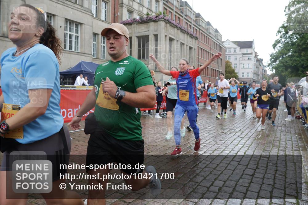 13.09.2026 - Kiel Lauf Yannick Fuchs http://msf.ph/oto/10421700 13.09.2026 10:54:41 Ziel 396, 796, 1063, 1287, 1940, 2506, 3939, 3950, 4091, 4502, 4772, 4938, 5302, 5821, 5923, 6166, 6889, 7046, 7696, 8222, 8484, 8542, 8867, 9297, 9424, 9462, 9633, 10015, 10740, 11529, 11760, 12268, 12529, 12710, 243, 394, 548, 932, 1127, 1343, 1613, 1765, 2196, 2259, 2471, 2579, 2746, 3293, 3337, 3649, 3729, 4246, 4310, 4525, 4582, 4827, 5318, 5392, 5560, 5578, 6063, 6208, 6519, 6571, 6887, 6888, 7276, 7558, 8328, 8640, 8711, 8849, 8925, 9400, 9462, 454 meine-sportfotos.de