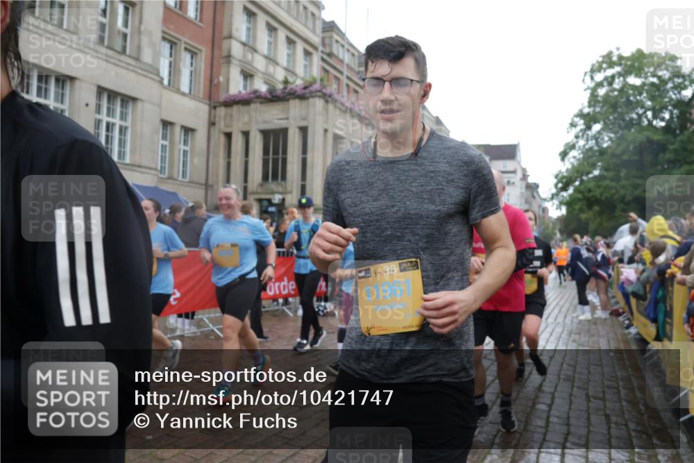 13.09.2026 - Kiel Lauf Yannick Fuchs http://msf.ph/oto/10421747 13.09.2026 10:54:44 Ziel 396, 459, 796, 1063, 1619, 1659, 1940, 2506, 3162, 3511, 3939, 3950, 4091, 4772, 4938, 5302, 5521, 5770, 5821, 5923, 6889, 7046, 7696, 8222, 8374, 8484, 8542, 8867, 9297, 9424, 10015, 10134, 10740, 11760, 12268, 12529, 243, 394, 548, 932, 1127, 1287, 1343, 1613, 1765, 2196, 2259, 2471, 2506, 2579, 2746, 3293, 3337, 3729, 4246, 4310, 4502, 4525, 4582, 4827, 5318, 5560, 5578, 6063, 6166, 6208, 6571, 6887, 6888, 7558, 8328, 8640, 8711, 8849, 9400, 9462, 9633, 454, 3084, 243 meine-sportfotos.de