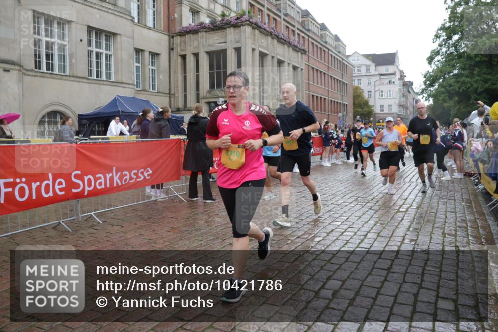 13.09.2026 - Kiel Lauf Yannick Fuchs http://msf.ph/oto/10421786 13.09.2026 10:54:48 Ziel 396, 454, 459, 796, 1063, 1619, 1659, 1940, 2747, 3162, 3511, 3939, 3950, 4091, 4772, 4938, 5302, 5521, 5770, 5890, 5923, 6842, 6889, 7046, 7419, 7696, 8222, 8374, 8484, 8519, 9297, 9424, 10015, 10134, 10148, 10740, 12268, 394, 932, 1127, 1287, 1613, 1765, 2259, 2506, 3729, 4246, 4310, 4502, 4827, 5318, 5560, 5578, 6063, 6166, 6208, 6571, 6887, 7558, 8328, 8640, 8711, 9462, 9633, 1459, 1815, 1973, 3084, 243 meine-sportfotos.de