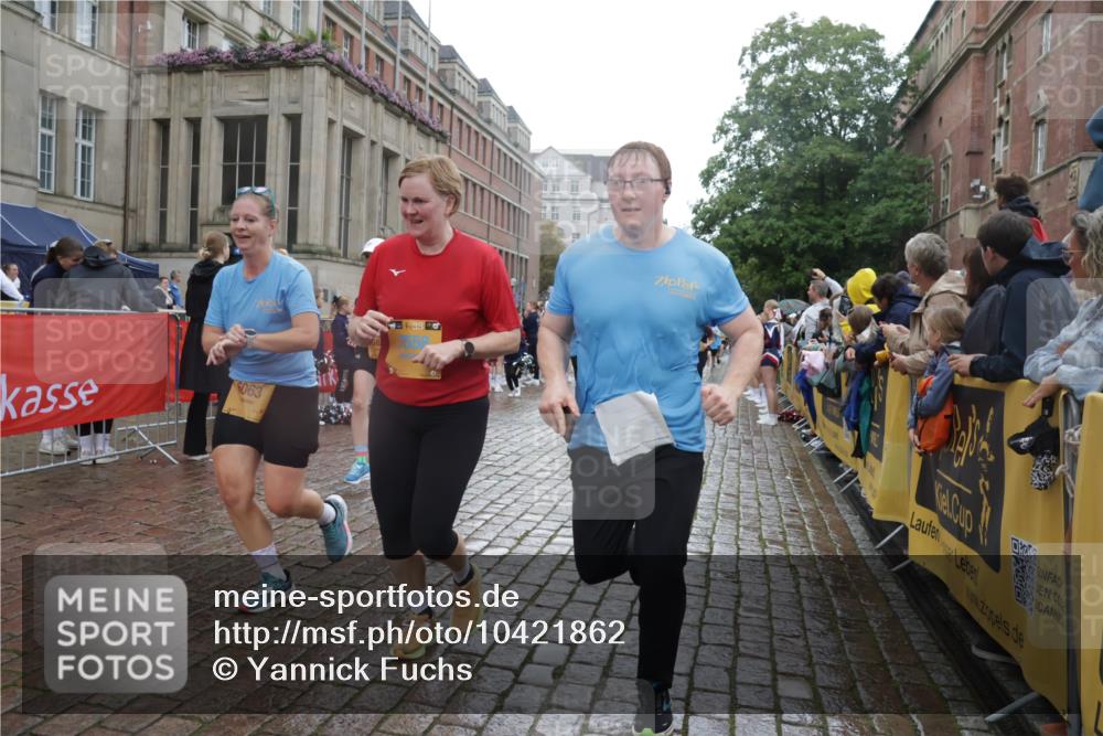 13.09.2026 - Kiel Lauf Yannick Fuchs http://msf.ph/oto/10421862 13.09.2026 10:55:01 Ziel 454, 575, 1232, 1815, 1973, 2198, 2339, 2357, 2548, 2554, 2813, 3084, 3699, 4369, 4370, 4625, 4652, 4665, 4902, 5260, 5890, 6193, 6583, 6842, 7419, 7722, 8121, 8519, 9573, 9601, 9849, 10032, 10058, 10148, 10170, 11157, 11453, 12444, 396, 459, 796, 1063, 1127, 1287, 1619, 1659, 1940, 2506, 2747, 3162, 3511, 3939, 3950, 4091, 4502, 4772, 5560, 6063, 6166, 6208, 6887, 7558, 8711, 9462, 9633, 185, 313, 1459, 1851, 2738, 3429, 3903, 4403, 4678, 4898, 5104, 2259, 5578 meine-sportfotos.de