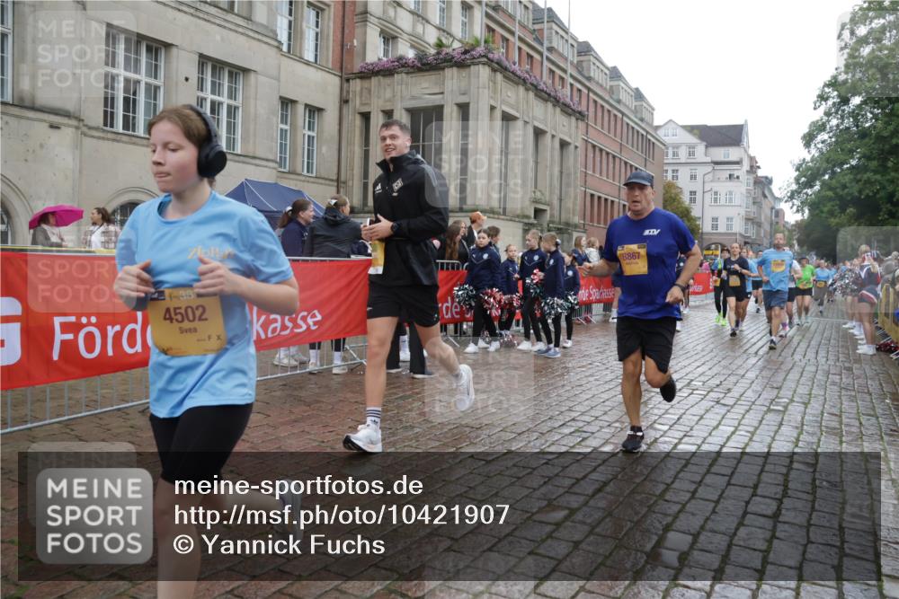 13.09.2026 - Kiel Lauf Yannick Fuchs http://msf.ph/oto/10421907 13.09.2026 10:55:08 Ziel 185, 575, 1232, 1459, 1815, 1851, 1973, 2198, 2339, 2548, 2554, 2738, 2813, 3084, 3429, 3699, 3903, 4403, 4625, 4652, 4665, 4678, 4898, 4902, 5104, 5260, 5645, 5834, 6193, 6490, 6498, 6501, 6583, 6991, 7450, 7722, 8121, 8714, 8791, 9131, 9601, 9849, 10032, 10058, 10061, 10170, 10354, 10571, 11157, 11325, 11358, 11453, 12176, 12444, 396, 454, 459, 796, 1063, 1619, 1659, 1940, 2357, 2506, 2747, 3162, 3511, 3939, 3950, 4091, 4369, 4370, 4502, 4625, 4652, 4665, 4772, 4902, 313 meine-sportfotos.de