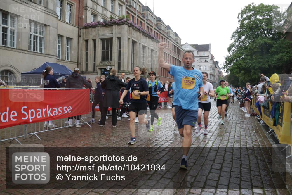 13.09.2026 - Kiel Lauf Yannick Fuchs http://msf.ph/oto/10421934 13.09.2026 10:55:11 Ziel 185, 1459, 1815, 1851, 1973, 2339, 2548, 2738, 3084, 3429, 3903, 4403, 4678, 4898, 5104, 5645, 5834, 6193, 6490, 6498, 6501, 6583, 6991, 7118, 7450, 7566, 7722, 8121, 8714, 8791, 8845, 9131, 10032, 10061, 10354, 10571, 11157, 11325, 11358, 11453, 12176, 12444, 396, 454, 459, 575, 796, 1063, 1232, 1619, 1659, 1940, 2198, 2357, 2554, 2747, 2813, 3162, 3511, 3699, 3939, 3950, 4091, 4369, 4370, 4625, 4652, 4665, 4772, 4902, 7722, 34, 313 meine-sportfotos.de