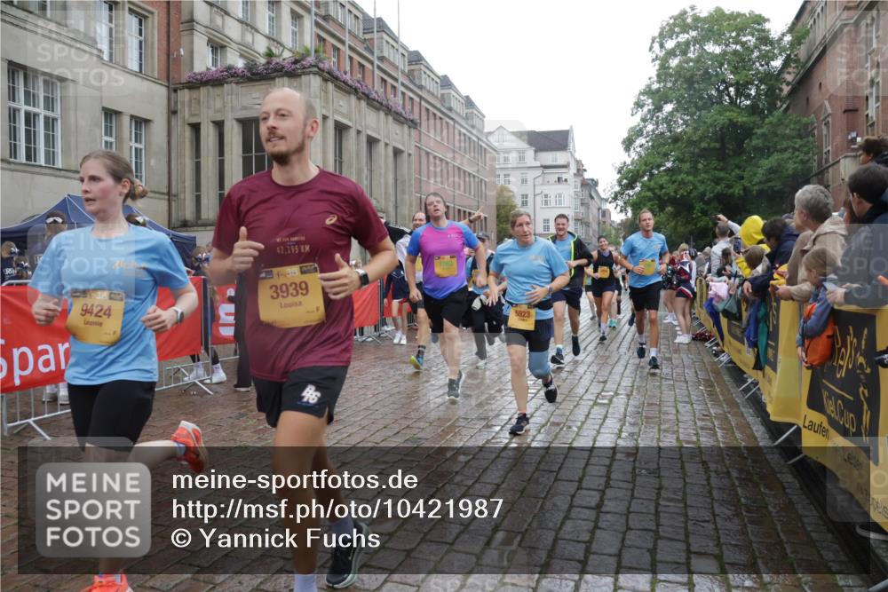 13.09.2026 - Kiel Lauf Yannick Fuchs http://msf.ph/oto/10421987 13.09.2026 10:55:17 Ziel 185, 313, 1459, 1851, 2330, 2331, 2738, 3379, 3429, 3645, 3903, 4403, 4678, 4898, 5104, 5485, 5645, 5834, 6490, 6498, 6501, 6800, 6991, 7118, 7450, 7566, 8714, 8791, 8845, 9131, 9858, 10061, 10354, 10571, 10936, 11325, 11358, 11751, 12176, 12610, 396, 454, 459, 575, 796, 1063, 1232, 1619, 1659, 1815, 1940, 1973, 2198, 2339, 2357, 2548, 2554, 2747, 2813, 3084, 3162, 3511, 3699, 3939, 3950, 4091, 4369, 4370, 4625, 4652, 4665, 4772, 4902, 6193, 6498, 6501, 6583, 7722, 8121, 34 meine-sportfotos.de