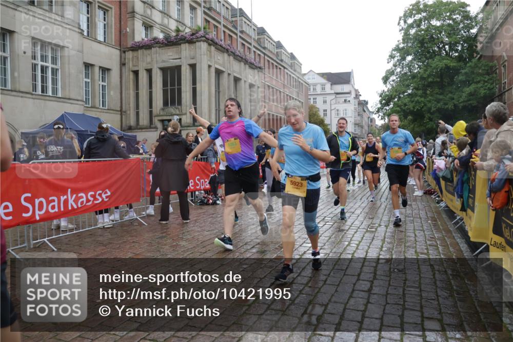 13.09.2026 - Kiel Lauf Yannick Fuchs http://msf.ph/oto/10421995 13.09.2026 10:55:17 Ziel 185, 313, 1459, 1851, 2330, 2331, 2738, 3379, 3429, 3645, 3903, 4403, 4678, 4898, 5104, 5485, 5645, 5834, 6490, 6498, 6501, 6800, 6991, 7118, 7450, 7566, 8714, 8791, 8845, 9131, 9858, 10061, 10354, 10571, 10936, 11325, 11358, 11751, 12176, 12610, 396, 454, 459, 575, 796, 1063, 1232, 1619, 1659, 1815, 1940, 1973, 2198, 2339, 2357, 2548, 2554, 2747, 2813, 3084, 3162, 3511, 3699, 3939, 3950, 4091, 4369, 4370, 4625, 4652, 4665, 4772, 4902, 6193, 6498, 6501, 6583, 7722, 8121, 34 meine-sportfotos.de