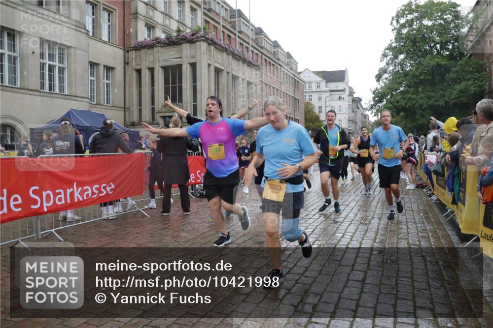 13.09.2026 - Kiel Lauf Yannick Fuchs http://msf.ph/oto/10421998 13.09.2026 10:55:17 Ziel 185, 313, 1459, 1851, 2330, 2331, 2738, 3379, 3429, 3645, 3903, 4403, 4678, 4898, 5104, 5485, 5645, 5834, 6490, 6498, 6501, 6800, 6991, 7118, 7450, 7566, 8714, 8791, 8845, 9131, 9858, 10061, 10354, 10571, 10936, 11325, 11358, 11751, 12176, 12610, 396, 454, 459, 575, 796, 1063, 1232, 1619, 1659, 1815, 1940, 1973, 2198, 2339, 2357, 2548, 2554, 2747, 2813, 3084, 3162, 3511, 3699, 3939, 3950, 4091, 4369, 4370, 4625, 4652, 4665, 4772, 4902, 6193, 6498, 6501, 6583, 7722, 8121, 34 meine-sportfotos.de