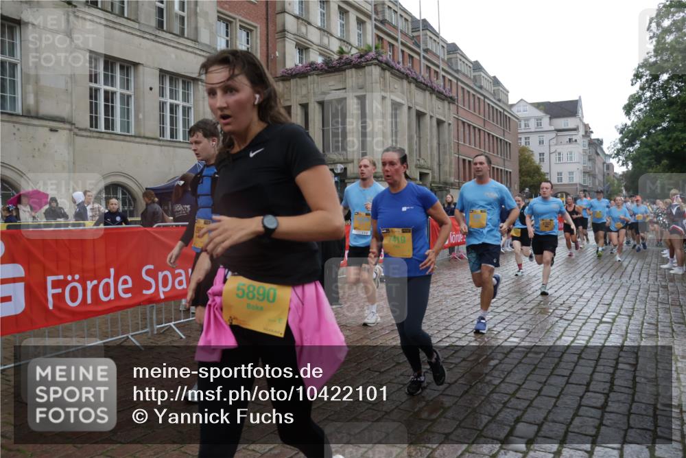 13.09.2026 - Kiel Lauf Yannick Fuchs http://msf.ph/oto/10422101 13.09.2026 10:55:26 Ziel 34, 313, 428, 1841, 2330, 2331, 3379, 3645, 5485, 5544, 5572, 5903, 6800, 6880, 7148, 7568, 7966, 8765, 8772, 9858, 10597, 10722, 10936, 11751, 11946, 12500, 12610, 185, 454, 575, 1232, 1459, 1815, 1851, 1973, 2198, 2339, 2357, 2548, 2554, 2738, 2813, 3084, 3429, 3699, 3903, 4369, 4370, 4403, 4625, 4652, 4665, 4678, 4898, 4902, 5104, 5645, 5834, 6193, 6490, 6498, 6501, 6583, 6991, 7118, 7450, 7566, 7722, 8121, 8791, 396, 1619 meine-sportfotos.de