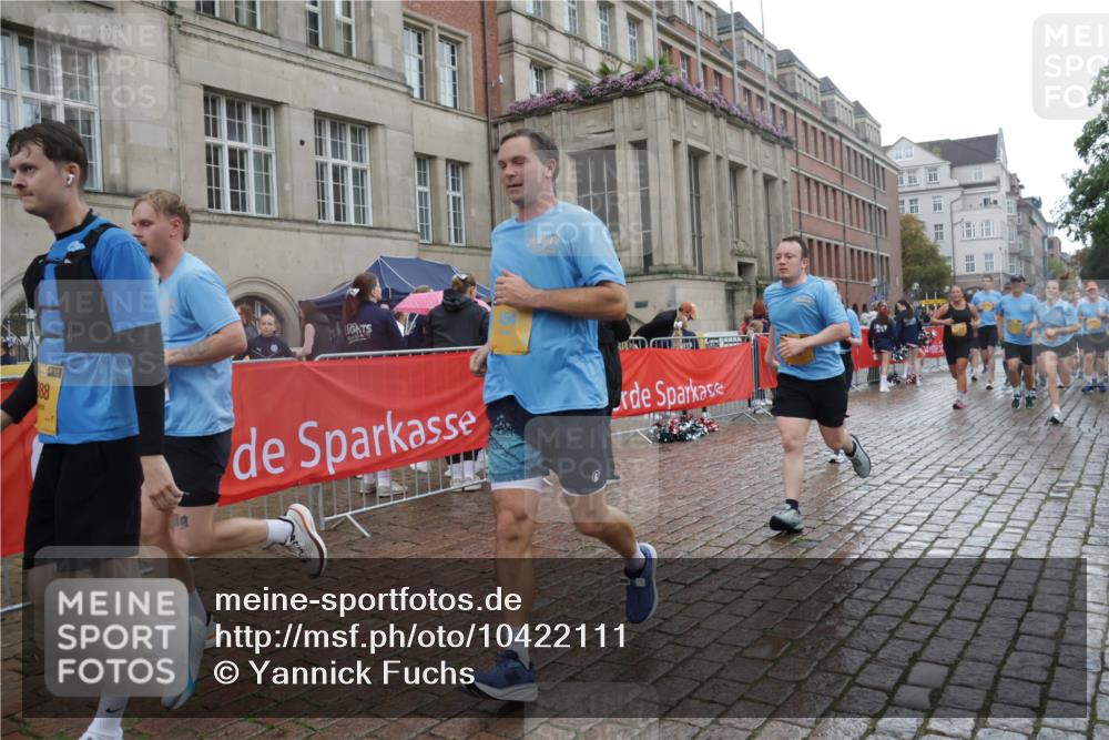 13.09.2026 - Kiel Lauf Yannick Fuchs http://msf.ph/oto/10422111 13.09.2026 10:55:27 Ziel 34, 313, 428, 1841, 2330, 2331, 3379, 3645, 4519, 5485, 5544, 5572, 5822, 5903, 6800, 6880, 7148, 7568, 7966, 8765, 8772, 9014, 9858, 10597, 10722, 10936, 11751, 11946, 12500, 12610, 185, 454, 575, 1232, 1459, 1815, 1851, 1973, 2198, 2339, 2357, 2548, 2554, 2738, 2813, 3084, 3429, 3645, 3699, 3903, 4369, 4370, 4403, 4625, 4652, 4665, 4678, 4898, 4902, 5104, 5645, 5834, 6193, 6490, 6498, 6501, 6583, 6991, 7118, 7450, 7566, 7722, 8121, 8791, 396, 1619 meine-sportfotos.de