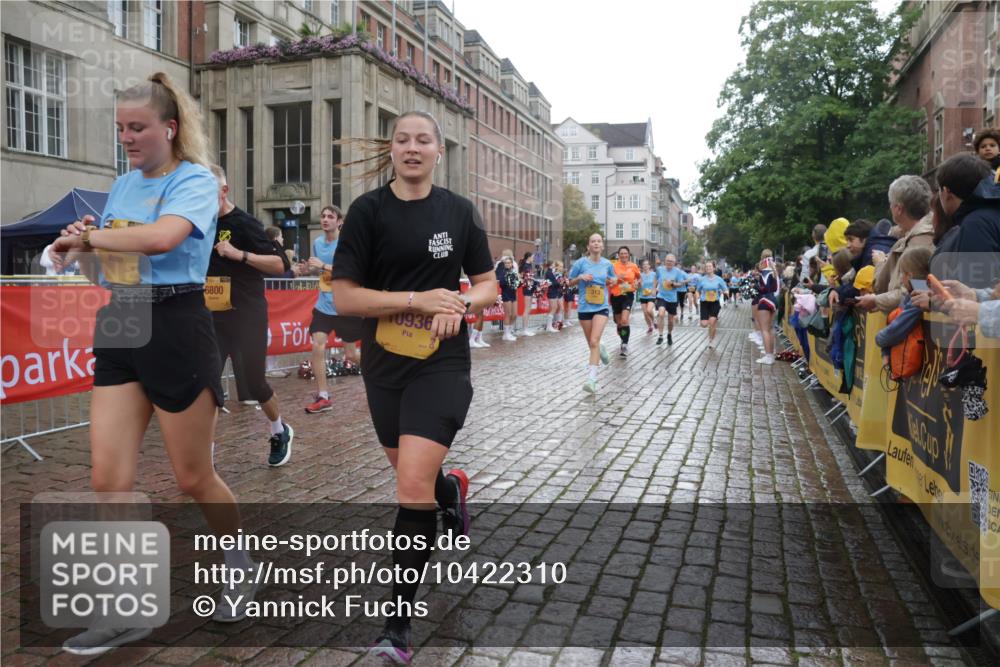 13.09.2026 - Kiel Lauf Yannick Fuchs http://msf.ph/oto/10422310 13.09.2026 10:55:52 Ziel 280, 566, 1264, 1673, 1929, 2264, 2589, 2798, 4556, 4747, 5034, 5279, 5553, 5752, 5772, 7707, 7851, 7988, 8631, 8722, 8733, 8813, 11036, 11196, 12327, 12499, 12579, 34, 313, 428, 1841, 1885, 2190, 2208, 2330, 2331, 3105, 3297, 3379, 3539, 3645, 4519, 4594, 5485, 5544, 5572, 5822, 5903, 6753, 6800, 6880, 6922, 7148, 7568, 7966, 8330, 8346, 8632, 8765, 8772, 9014, 9651, 9653, 9858, 10597, 10722, 11621, 11946, 11952, 12500, 574, 778, 7483, 7118, 7566, 8845 meine-sportfotos.de