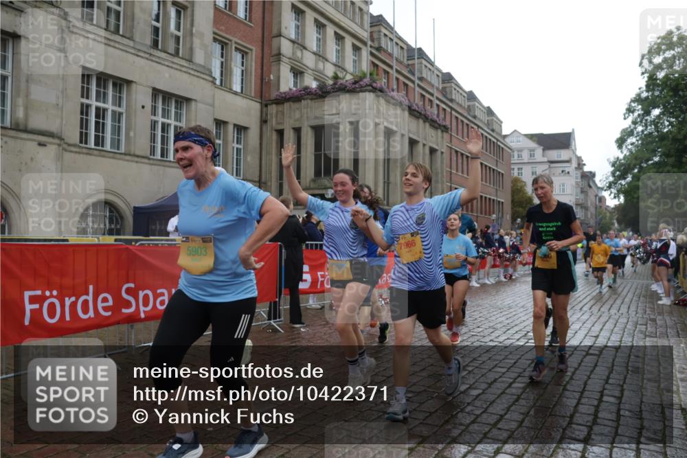 13.09.2026 - Kiel Lauf Yannick Fuchs http://msf.ph/oto/10422371 13.09.2026 10:56:00 Ziel 350, 429, 712, 774, 775, 2264, 2564, 2798, 4556, 5009, 5279, 5553, 5752, 5772, 6572, 7707, 7851, 7995, 8073, 8158, 8733, 8813, 8910, 9069, 12316, 12579, 34, 280, 566, 1264, 1673, 1885, 1929, 2190, 2208, 2264, 2589, 3105, 3297, 3539, 4519, 4594, 4747, 5034, 5544, 5572, 5752, 5822, 5903, 6753, 6880, 6922, 7148, 7568, 7966, 7988, 8330, 8346, 8631, 8632, 8722, 8765, 8772, 9014, 9651, 9653, 10597, 10722, 11036, 11196, 11621, 11946, 11952, 12327, 12499, 12500, 574, 778, 7483 meine-sportfotos.de